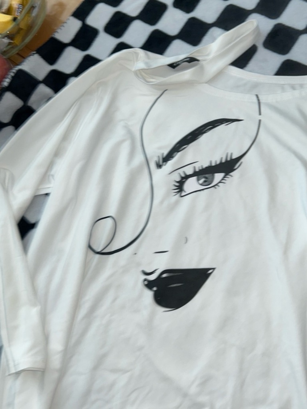 chic White Long Sleeve Top with Black Face Graphic